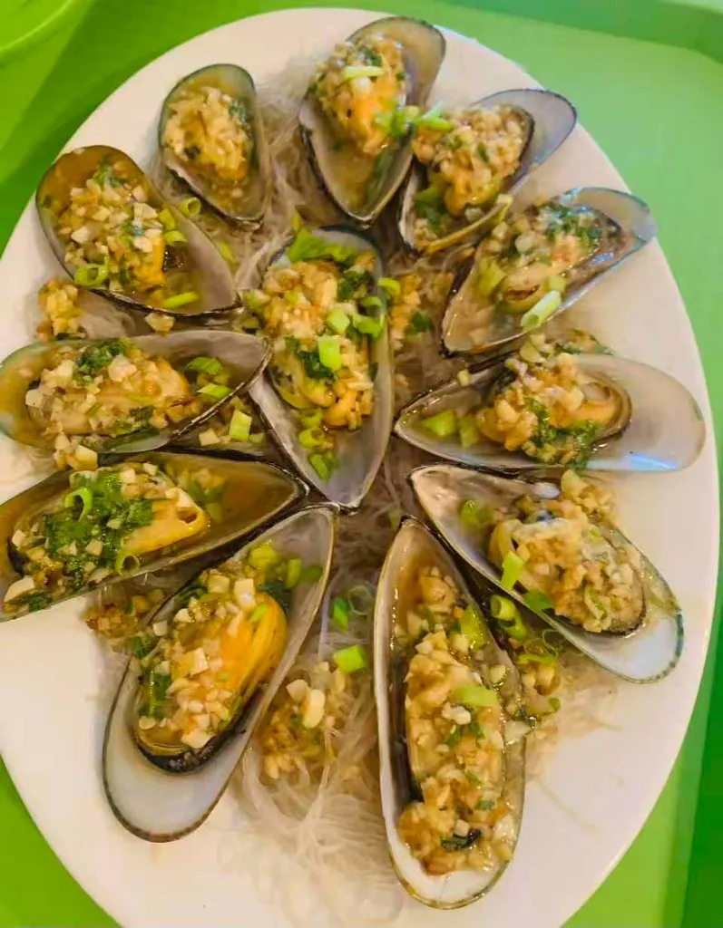 A platter of garlic steamed mussels